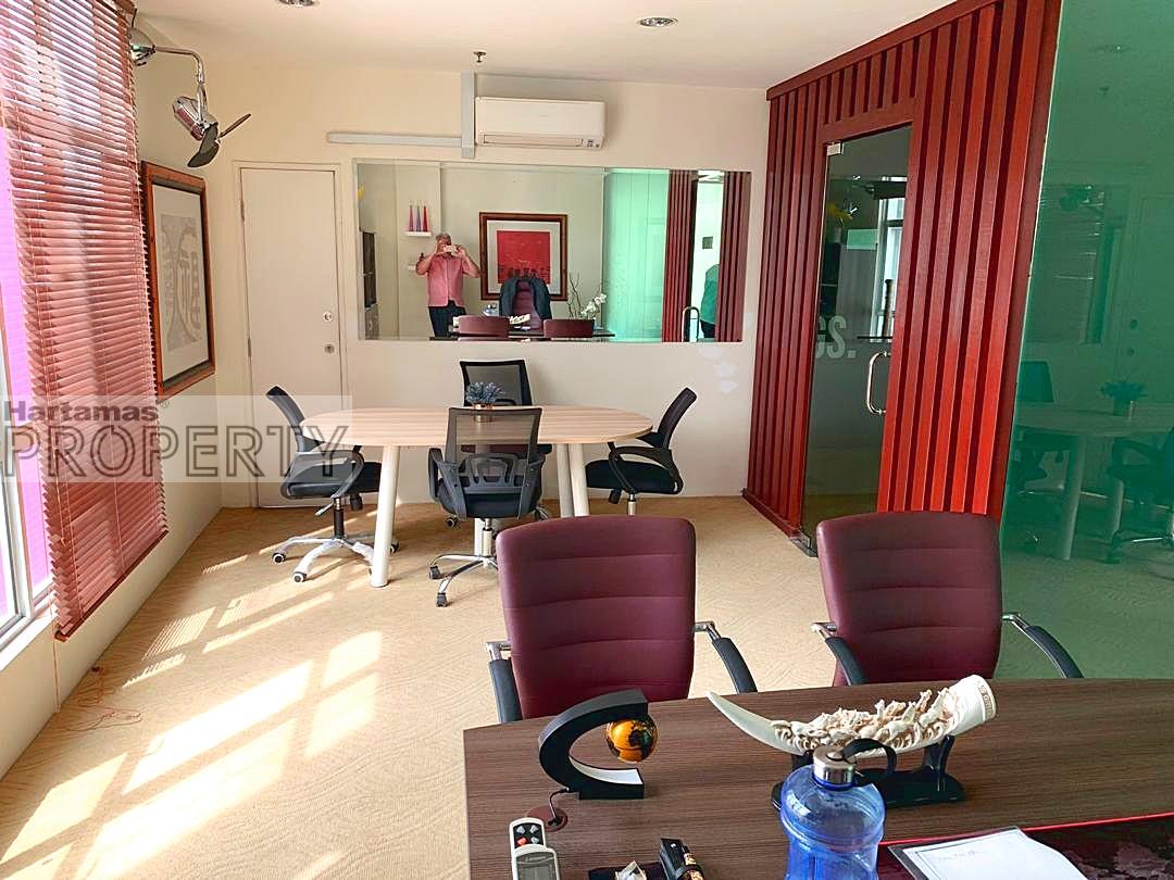 Nicely furnished office unit with 1 boss room & 1 huge meeting room ...